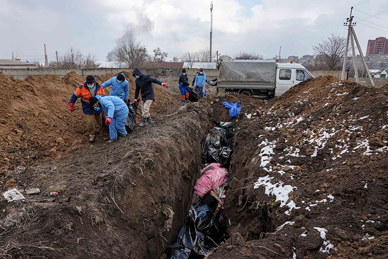 Ukrainasit s’kanë kohë të varrosin të vdekurit, fotot që zbulojnë mizoritë ruse