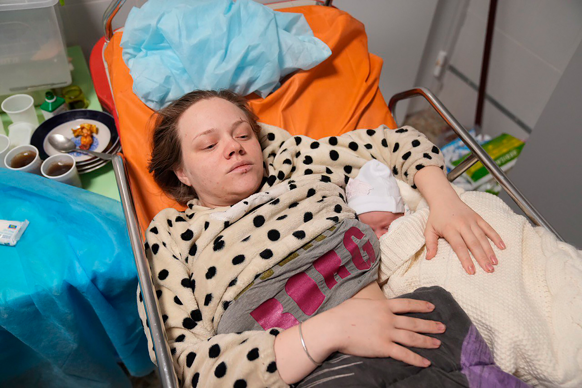 Bekim në kohë lufte, gruaja shtatzënë i shpëtoi shpërthimit të maternitetit në Mariupol, sjell në jetë një vajzë