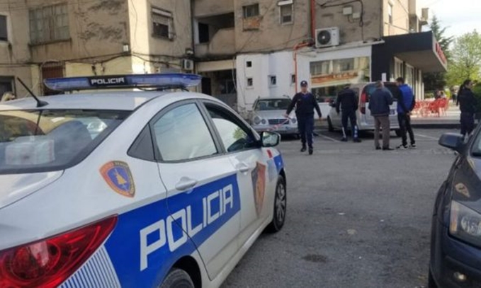 22-vjeçarja nga Kamza i fut thikën policit, shkoi t’i arrestonte babanë