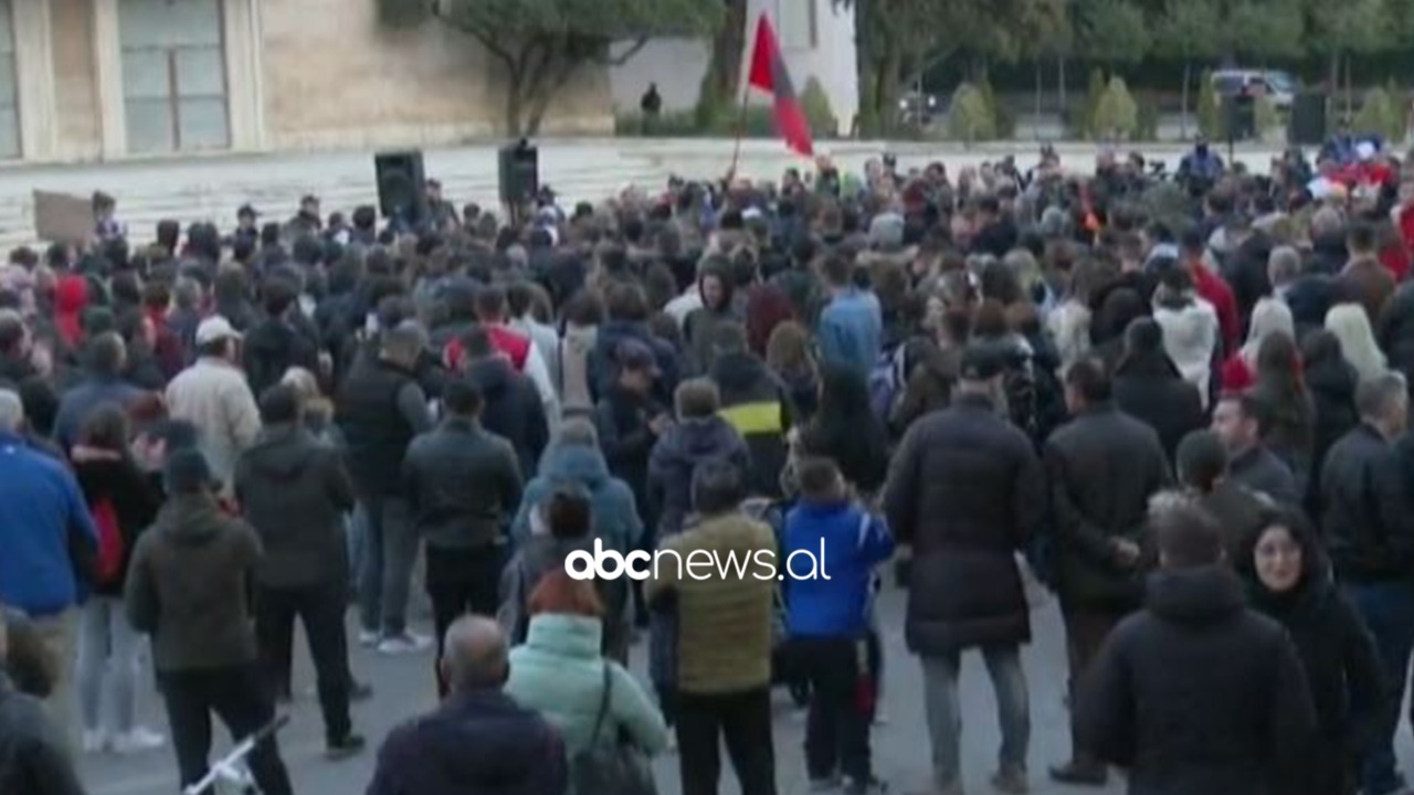 “Paketa e rezistencës, si puna e asaj që sa e vë në prizë dhe digjet”, vijojnë protestat para kryeministrisë