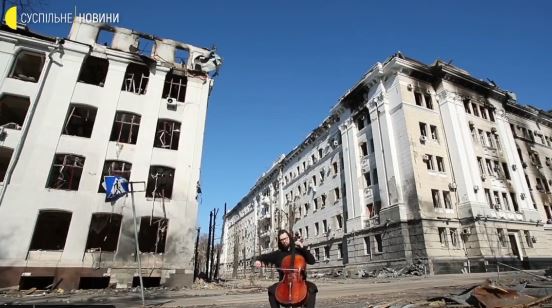 I ulur mes rrënojave, ukrainasi i bie violonçelit në qendër të Kharkiv-it të shkatërruar nga lufta