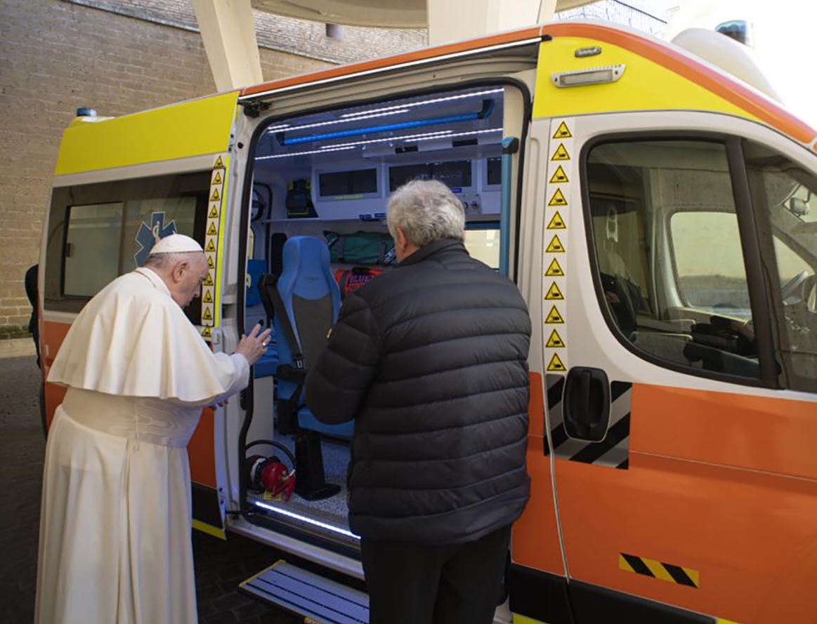 Ambulanca e bekuar nga Papa Françesku niset për në Ukrainë