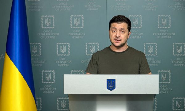 Mes luftës, Zelensky nuk harron të urojë 8 Marsin