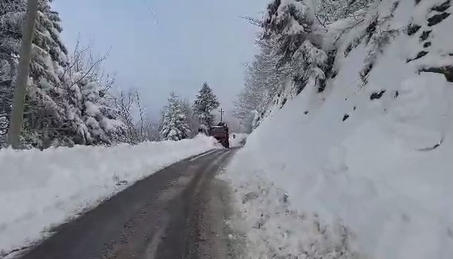 Deri në 1 metër borë në zonat e thella malore te juglindjes, moti i keq le pa energji shumë fshatra