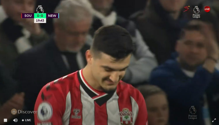 Video/ Ankth te Southampton, Broja dëmtohet dhe lë fushën e lojës