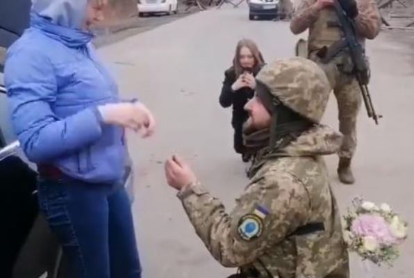 VIDEO/ Dashuria sfidon luftën, ushtari i bën propozimin epik të dashurës mes armëve