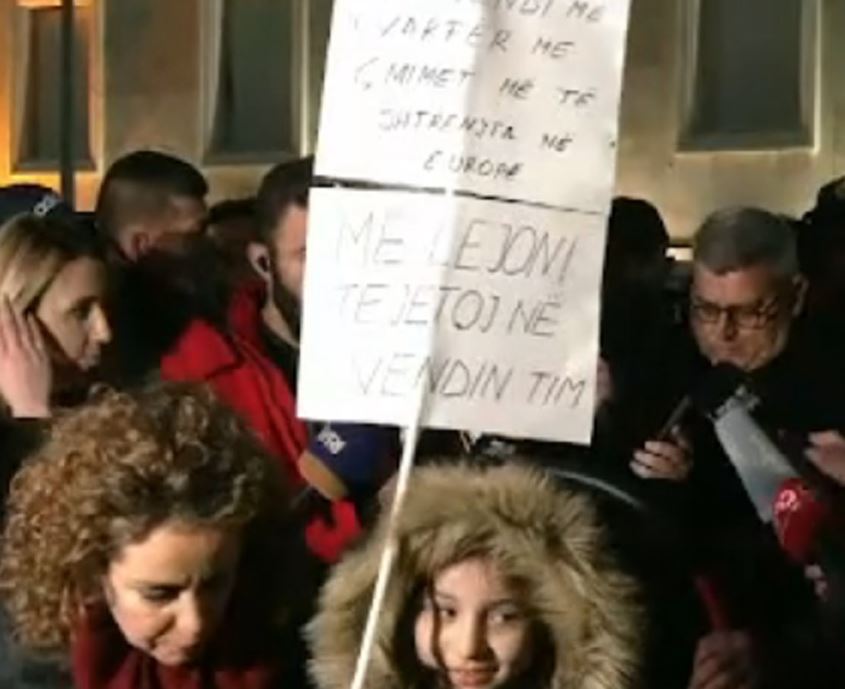 “Më lejoni të jetoj në vendin tim”, mesazhi i vogëlushes nga protesta