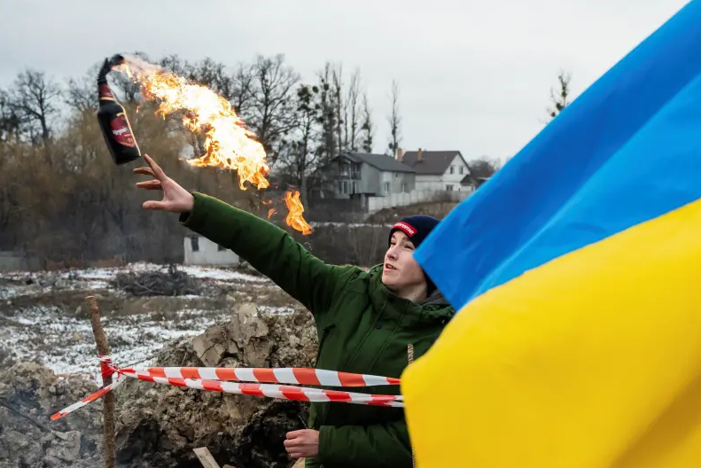 Çfarë janë bombat molotov dhe pse po përdoren në Ukrainë?