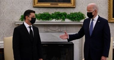 Biden telefonon Zelenskyn: Jemi në krah të Ukrainës, do izolojmë Rusinë ekonomikisht