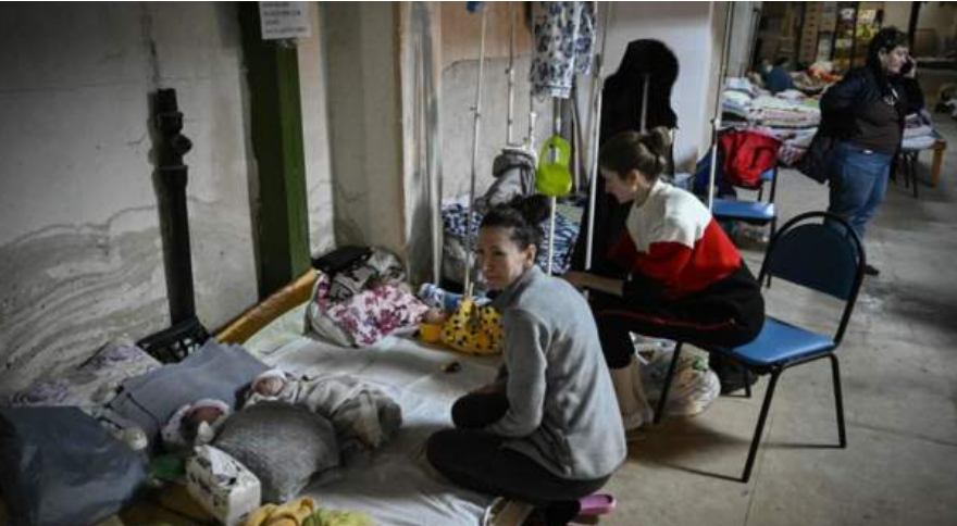 Bodrumi i spitalit shndërrohet në vendin e sigurisë për fëmijët gjatë shpërthimeve në Ukrainë