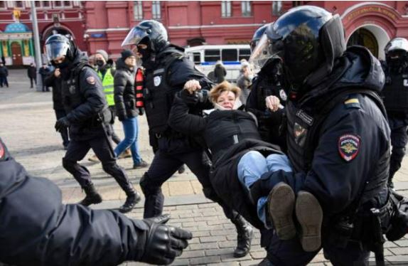 Mbi 800 të arrestuar në protestat kundër luftës në Rusi