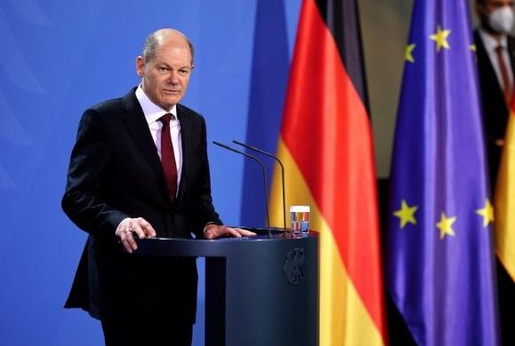 Scholz bisedon me Papa Françeskun: Lufta në Ukrainë duhet të marrë fund menjëherë