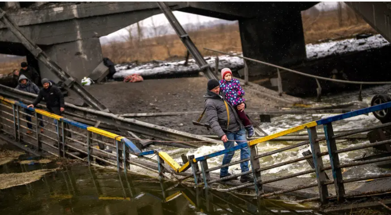 Ukrainasit përpiqen të largohen nga lufta, tentojnë të ikin nga ura e shkatërruar