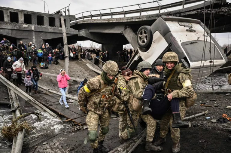 Luftë për mbijetesë, ukrainasit kalojnë në urën e shembur për t’i shpëtuar agresionit rus