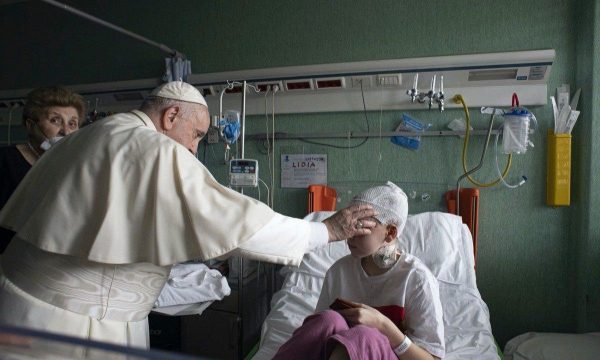 Papa viziton fëmijët ukrainas në spitalin e Vatikanit