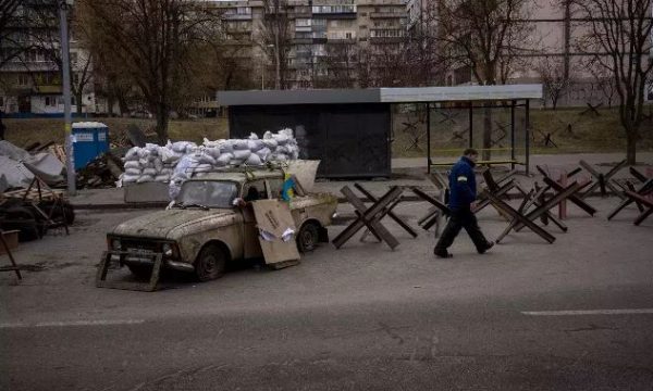 Kryebashkiaku i Mykolaiv: Trupat ruse po tërhiqen nga qyteti pas sulmit në aeroport
