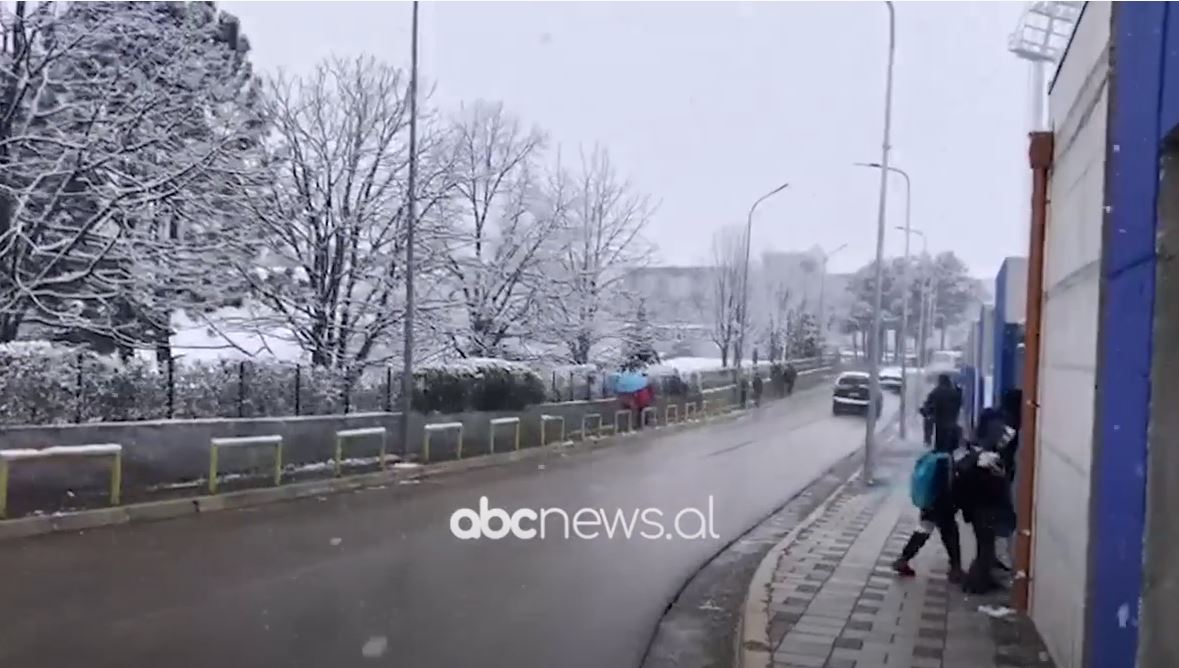 Rinisin reshjet e dëborës në Dibër e Bulqizë, krijohen probleme në zonat e thella