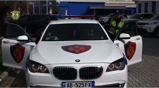 Një “bishë” e blinduar dhe 14 makina luksoze i kalojnë policisë pas bllokimit në rrugët e vendit