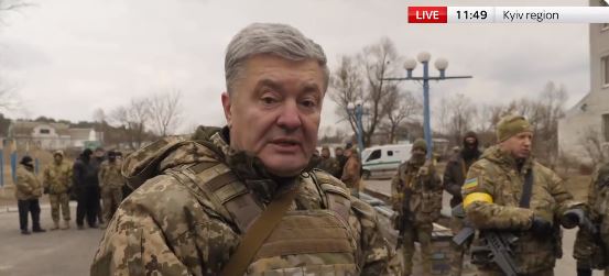 I veshur me uniformë ushtarake, Poroshenko-Perëndimit: Na jepni mundësinë t’ju mbrojmë, embargo naftës e gazit rus
