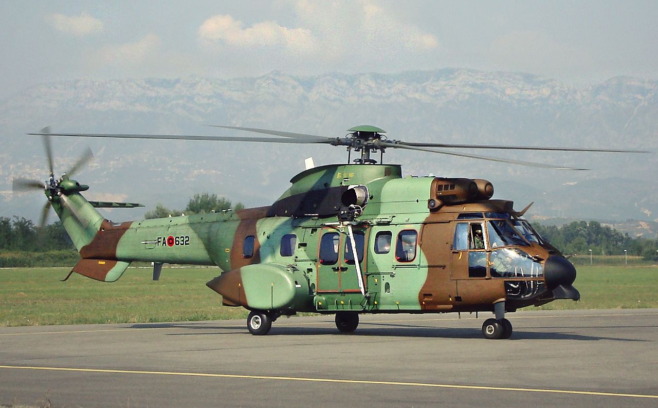 Shqipëria dërgon dy helikopterë “Cougar” për remont në Poloni