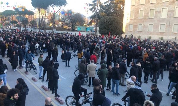 “Erdha nga Laçi pa X5”, qytetarët të bashkuar në protestë: Nesër ndaloni makinat, bllokoni rrugët