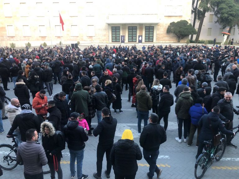 Protesta, Binaj: S’ulen çmimet duke parë telenovela turke, shqiptarët së bashku rrëzuan diktaturën