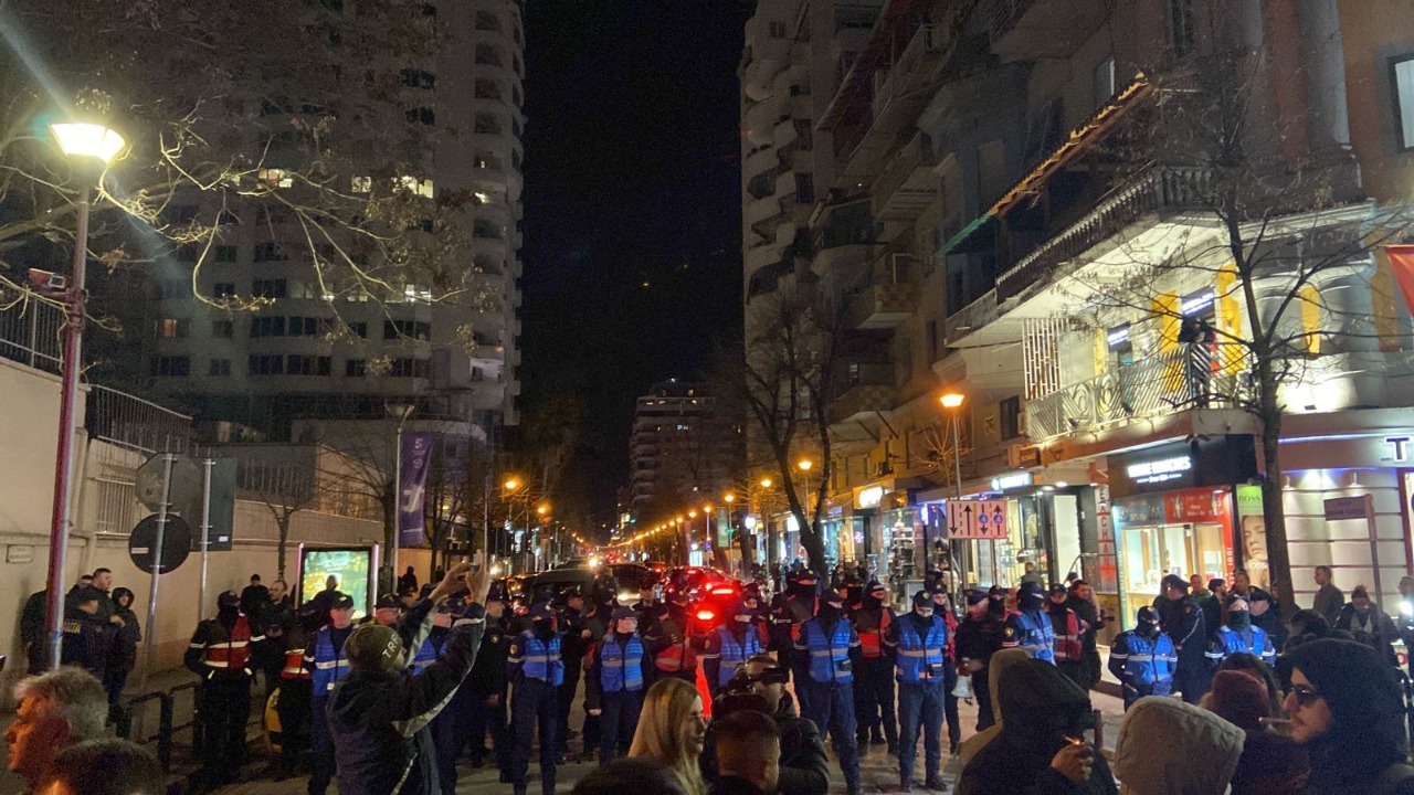 Protesta zhvendoset në Bllok, qytetarët bllokojnë kalimin e makinave