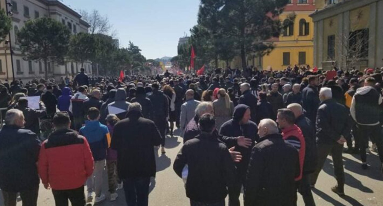 Rritja e çmimeve, zhvillohet protesta e pestë paqësore në Tiranë: Do mblidhemi sërish