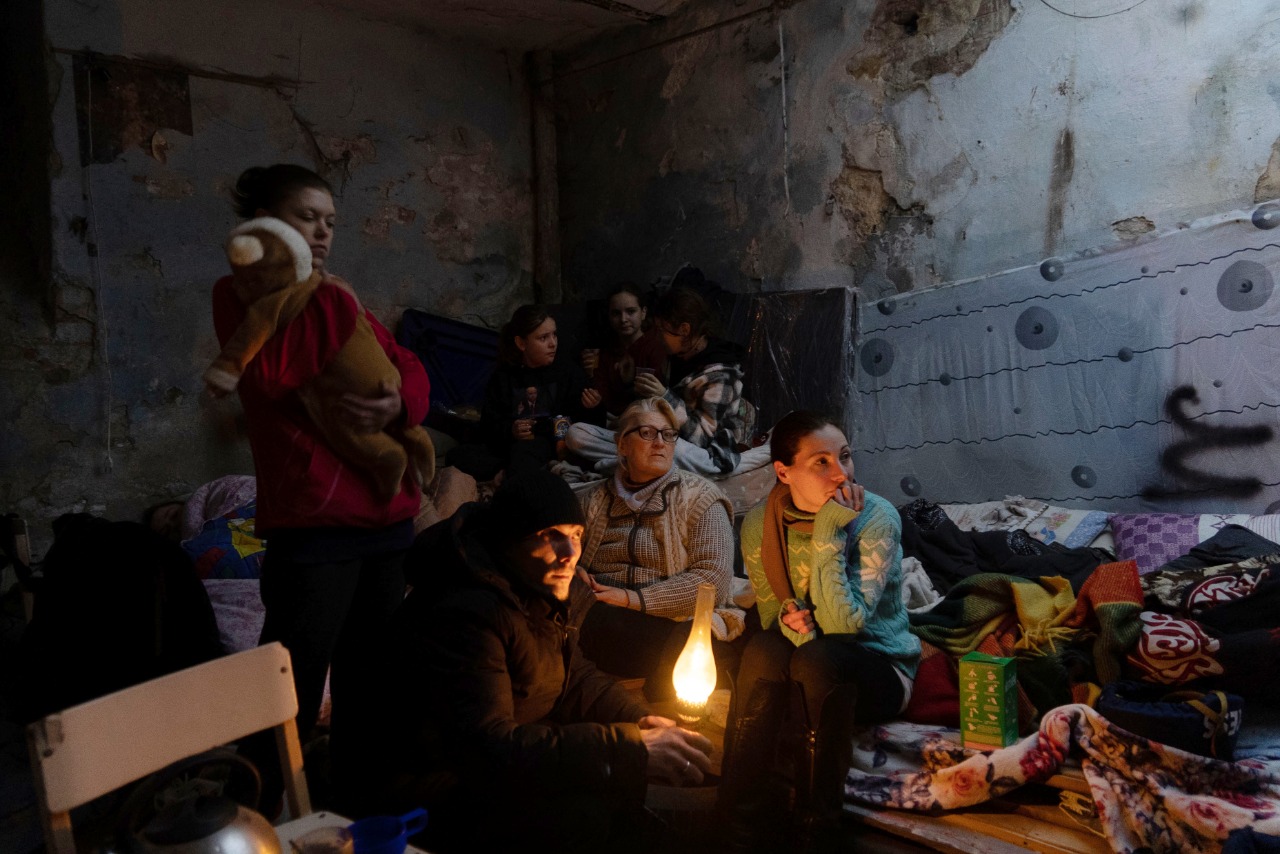 Të fshehur në bodrume, pa ujë dhe pa energji, 350 mijë banorë të bllokuar në Mariupol