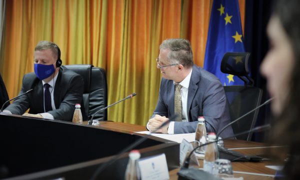 Delegacioni i Komisionit Evropian dhe zyrtarë qeveritarë diskutojnë zbatimin e IPA-s në Kosovë