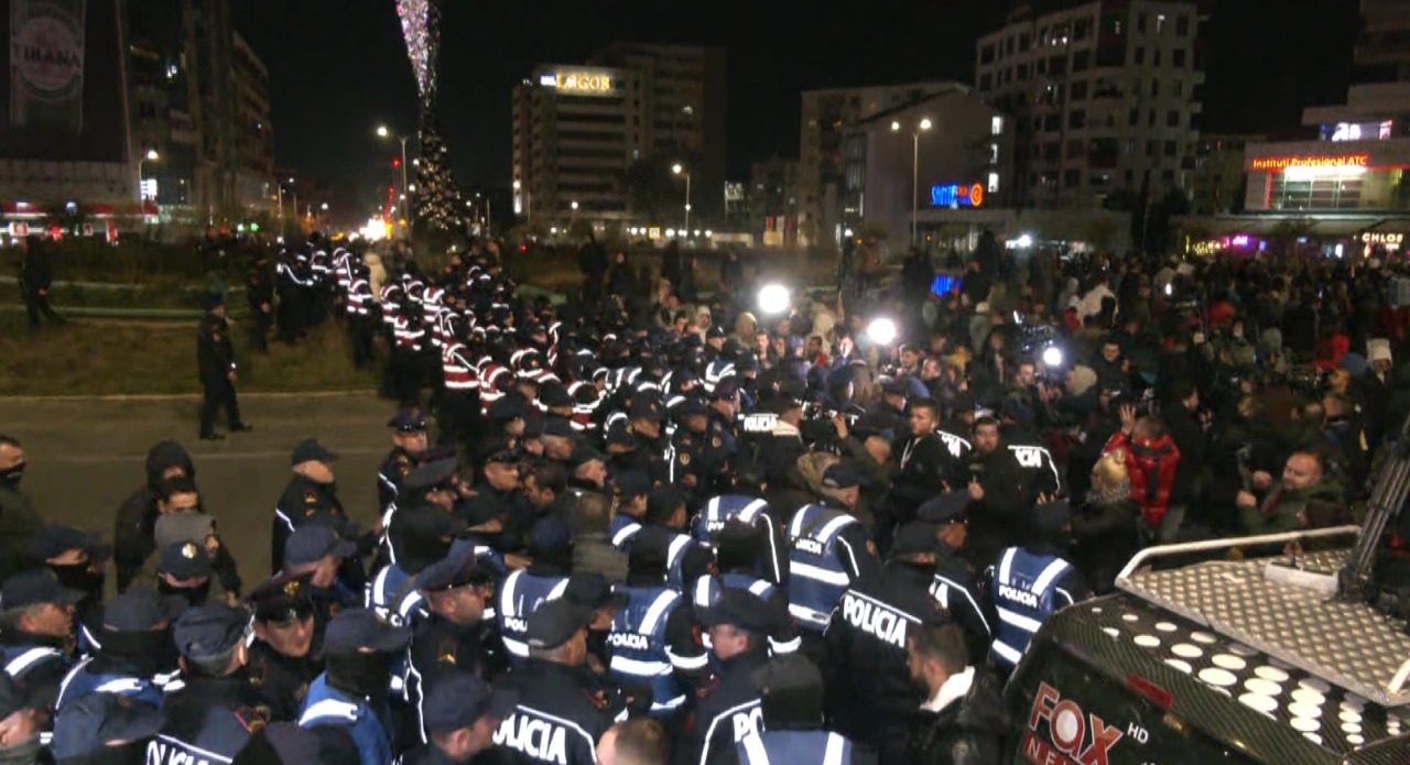 Çfarë po ndodh në Tiranë? Qytetarët këmbëkryq në mes të rrugës, forca të shumta policie mësyjnë mbi protestuesit