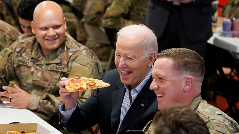 VIDEO/ Biden “shijon” udhëtimin për luftën në Ukrainë,  pica, shaka dhe selfie me ushtarët amerikanë