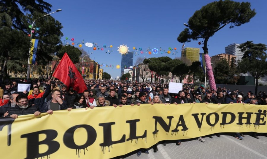 Rritet çmimi i naftës, rikthehen protestat! Zbulohet dita dhe ora kur qytetarët do mblidhen para kryeministrisë