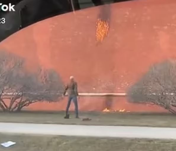 VIDEO/ Protestuesi shfryn inatin ndaj Putin, hedh një molotov në muret e Kremlinit