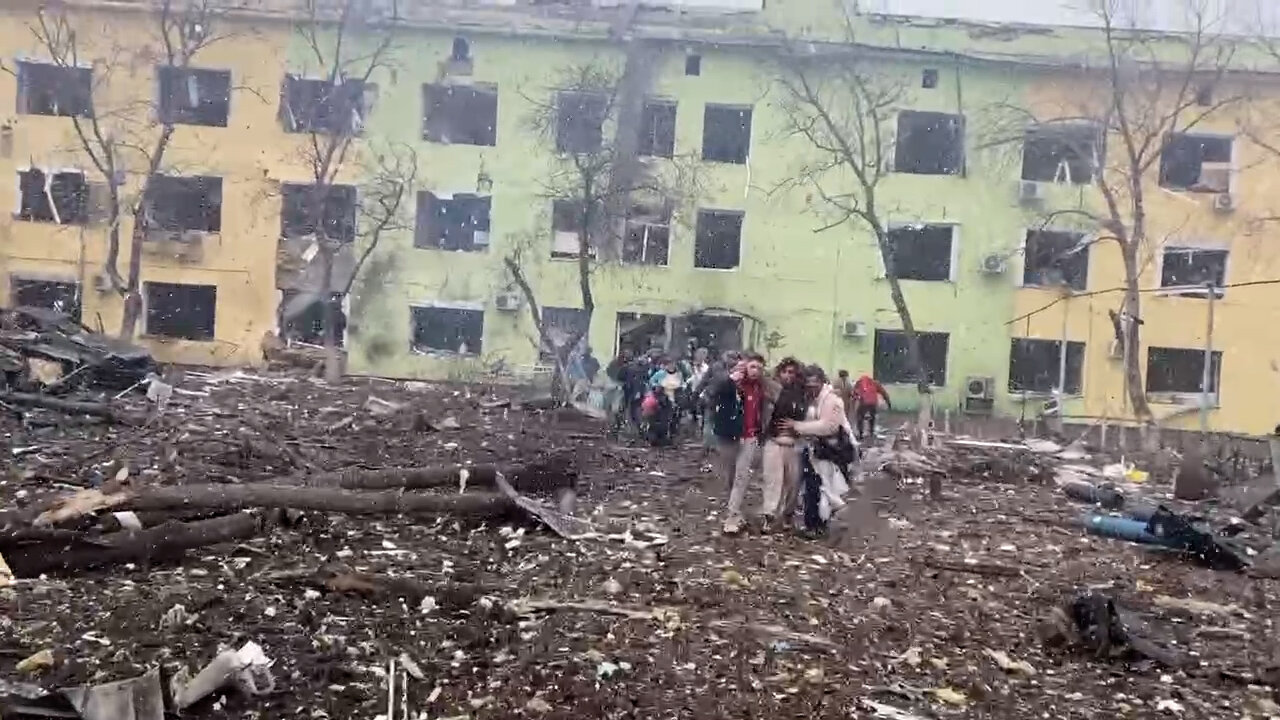 FOTO/ Pamjet tragjike nga Mariupol pas bombardimit të spitalit të fëmijëve