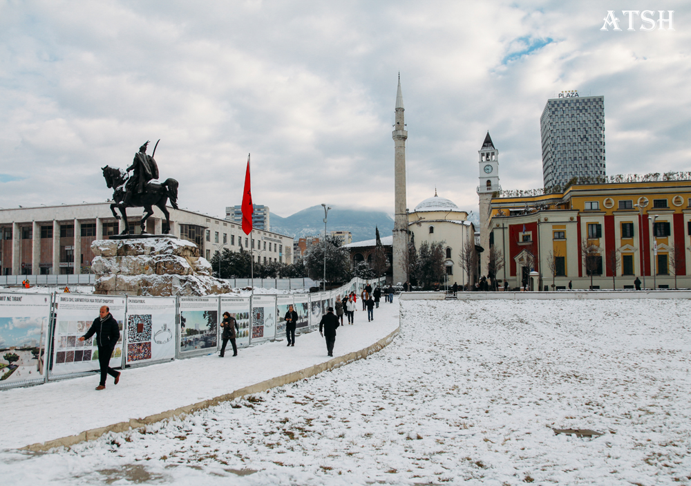 Ftohet moti, a do të bjerë borë sot në Tiranë?