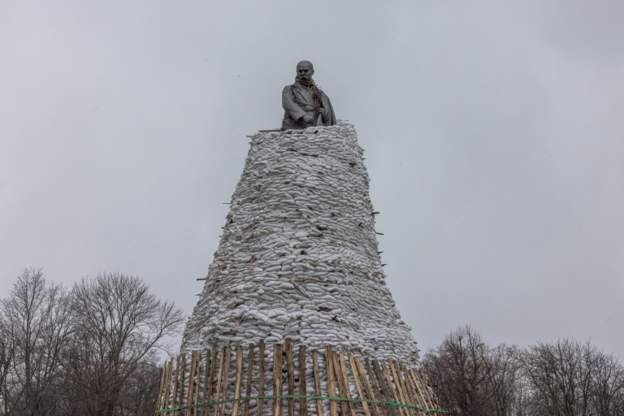 FOTO/ Si po e mbrojnë ukrainasit statujën e poetit nga sulmet ruse