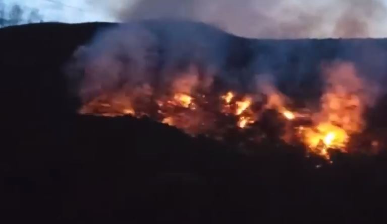 Bie zjarr në kodrat mes fshatit Peshkëpi dhe Kropisht të Vlorës