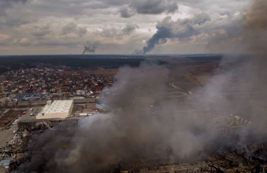 HRW: Rusia mund të ketë thyer ligjet e luftës në Irpin