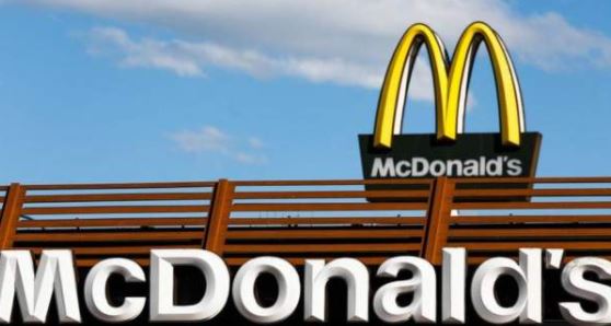 Përdoruesit e internetit “nxehen” keq me Coca-Cola dhe McDonald’s, sepse nuk kanë mbyllur ende dyqanet në Rusi