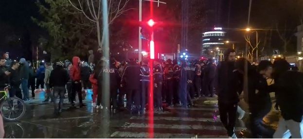 Policia-protestuesve: Lironi rrugën dhe shpërndahuni ose do përballeni me forcën e ligjit