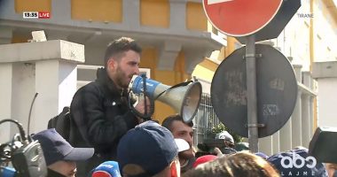Marshimi nga UBT, studentët protestojnë përpara ministrisë së Arsimit