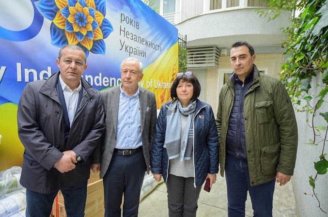 Qarku dhe Prefektura e Tiranës dhurojnë ndihma për Ukrainën