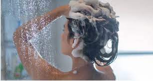 Ky gabim i zakonshëm që bëni në dush shkakton rënie të flokëve