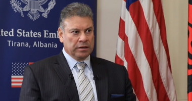 Escobar: Të dyfishohen përpjekjet për të arritur marrëveshje kompromisi në mes të Kosovës dhe të Serbisë