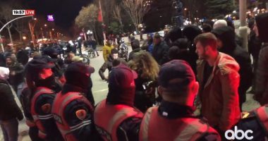 Përplasje mes policisë dhe protestuesve, i pranishëm dhe drejtori i policisë së Tiranës