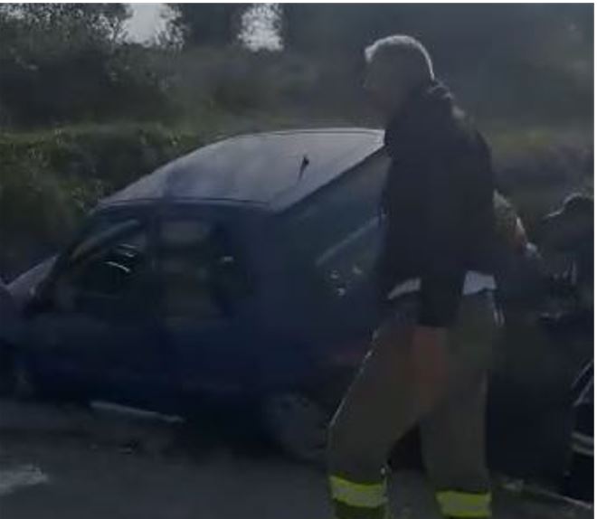 VIDEO/ Makina përfundon në kanal në Fier-Vlorë, policët e ngrenë në “ajër” bashkë me shoferin