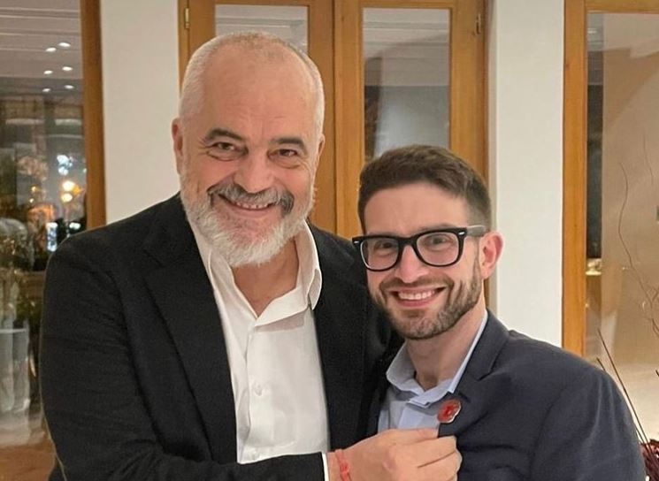 Alex Soros hedh foto me Ramën: Po festojmë, e ktheu Tiranën në një nga qytetet më të veçanta