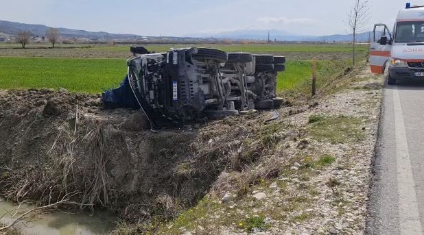 VIDEO/ Aksident  në aksin Fier-Tepelenë, përmbyset kamioni