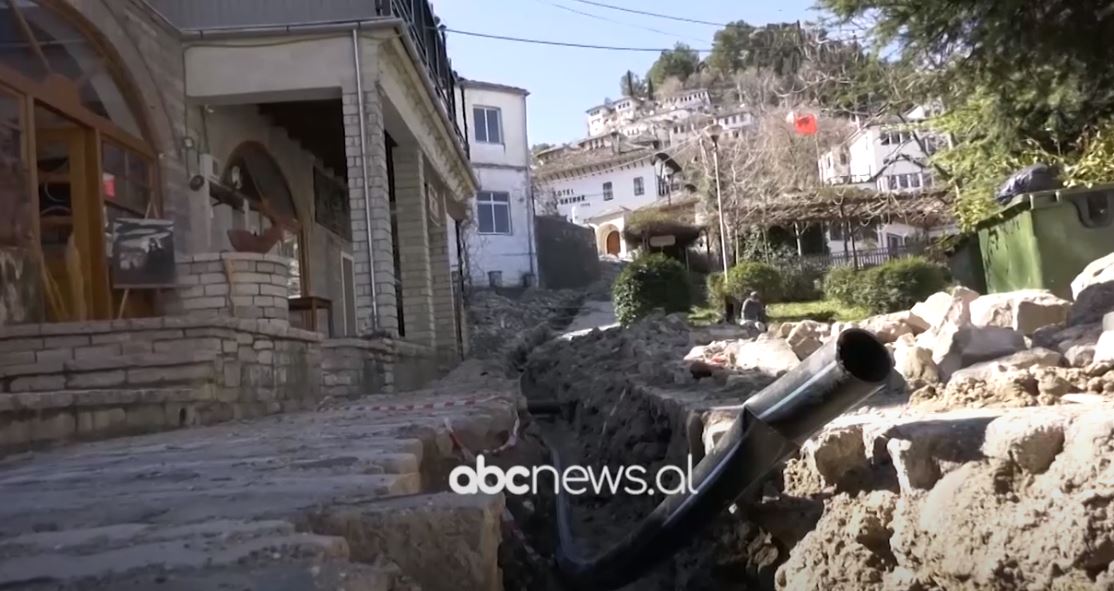 Turizëm me gropa, Gjirokastra kantier ndërtimi. Firma justifikohet për afatet: Ishim në pandemi